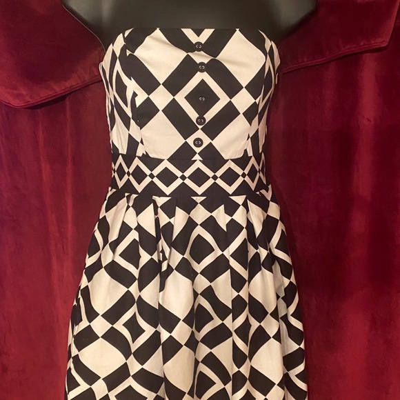 Beautiful strapless dress , just above the knee. - Picture 3 of 6